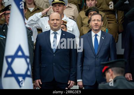 Actualités Bilder des Tages 220505 -- JÉRUSALEM, le 5 mai 2022 -- le président israélien Isaac Herzog R, et le Premier ministre Naftali Bennett L, assistent à un événement pour le service distingué des soldats lors des célébrations du 74e jour de l indépendance d Israël à Jérusalem, le 5 mai 2022. Les Israéliens se sont joints à une série de célébrations nationales pour marquer le 74e jour de l indépendance du pays. Via Xinhua MIDEAST-JÉRUSALEM-ISRAËL-FÊTE DE L'INDÉPENDANCE JINI PUBLICATIONxNOTxINxCHN Banque D'Images