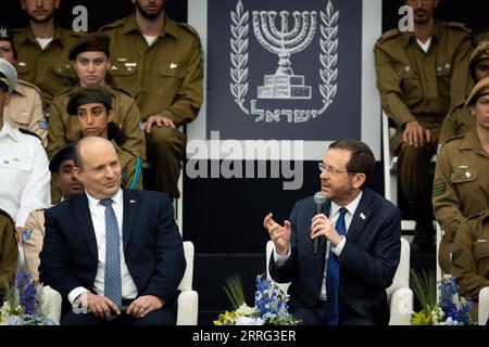 220505 -- JÉRUSALEM, le 5 mai 2022 -- le président israélien Isaac Herzog R, prend la parole lors d'un événement pour le service distingué des soldats lors des célébrations du 74e jour de l'indépendance d'Israël à Jérusalem, le 5 mai 2022. Les Israéliens se sont joints à une série de célébrations nationales pour marquer le 74e jour de l indépendance du pays. Via Xinhua MIDEAST-JÉRUSALEM-ISRAËL-FÊTE DE L'INDÉPENDANCE JINI PUBLICATIONxNOTxINxCHN Banque D'Images