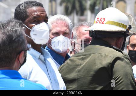 220506 -- LA HAVANE, le 6 mai 2022 -- le président cubain Miguel Diaz-Canel 3rd L inspecte le site où une explosion s'est produite à l'hôtel Saratoga à la Havane, Cuba, le 6 mai 2022. Au moins huit personnes ont été tuées et plus de 30 autres blessées après une explosion qui a déchiré l'hôtel dans le centre-ville de la Havane vendredi matin, ont rapporté des sources officielles. Photo de /Xinhua CUBA-HAVANA-EXPLOSION JoaquinxHernandez PUBLICATIONxNOTxINxCHN Banque D'Images