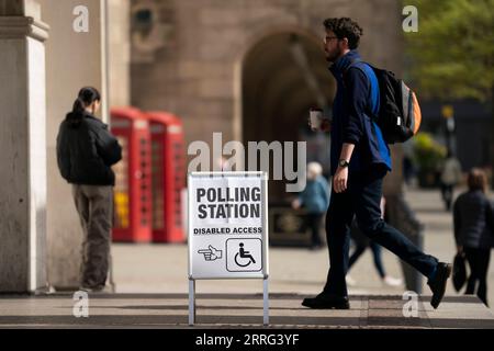 220507 -- MANCHESTER, le 7 mai 2022 -- Un homme passe devant un bureau de vote à Manchester, Grande-Bretagne, le 5 mai 2022. Le Parti conservateur britannique au pouvoir a perdu certains de ses bastions traditionnels lors des élections locales de jeudi. POUR ALLER AVEC Roundup : les conservateurs britanniques subissent des pertes aux élections locales dans un scandale de partygate, inflation photo par /Xinhua GRANDE-BRETAGNE-CONSERVATEURS-ÉLECTIONS LOCALES JonxSuper PUBLICATIONxNOTxINxCHN Banque D'Images