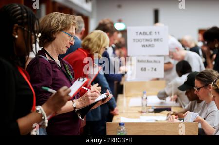 220507 -- LONDRES, le 7 mai 2022 -- dépouillement des bulletins de vote pour les élections locales à Wandsworth, Londres, Grande-Bretagne, le 6 mai 2022. Le Parti conservateur britannique au pouvoir a perdu certains de ses bastions traditionnels lors des élections locales de jeudi. POUR ALLER AVEC Roundup : les conservateurs britanniques subissent des pertes dans les élections locales au milieu du scandale partygate, l'inflation GRANDE-BRETAGNE-CONSERVATEURS-ÉLECTIONS LOCALES LixYing PUBLICATIONxNOTxINxCHN Banque D'Images