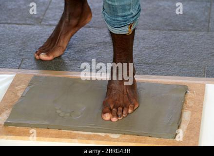 Sir Mo Farah met les pieds en concreate à la station de métro South Shields devant le Grand North Run AJ Bell dimanche 10. Date de la photo : Vendredi 8 septembre 2023. Banque D'Images