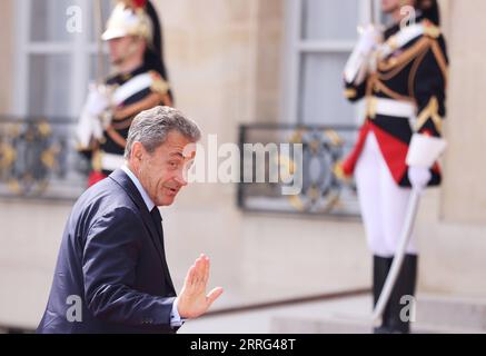 220507 -- PARIS, le 7 mai 2022 -- l'ancien président français Nicolas Sarkozy arrive à l'Elysée pour assister à la cérémonie d'investiture d'Emmanuel Macron à Paris, France, le 7 mai 2022. Macron a remporté le deuxième tour de l'élection qui s'est tenue le 24 avril avec une majorité absolue de 18 768 638 voix, soit 58,55% des suffrages exprimés. Selon la loi, le second mandat de Macron doit commencer au plus tard en mai 14. FRANCE-PARIS-CÉRÉMONIE D'INVESTITURE GaoxJing PUBLICATIONxNOTxINxCHN Banque D'Images