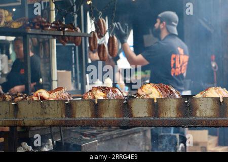 220508 -- ADÉLAÏDE, le 8 mai 2022 -- Un chef prépare un barbecue lors d'un festival culinaire à Adélaïde, en Australie, le 8 mai 2022. Le festival gastronomique Tasting Australia a lieu à Adélaïde, en Australie méridionale, du 29 avril au 8 mai. Photo de /Xinhua AUSTRALIA-ADELAIDE-FOOD LyuxWei PUBLICATIONxNOTxINxCHN Banque D'Images