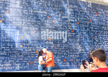 "Je t'aime" en plusieurs langues sur le mur des Amours (le mur des Je t'aime), place des Abbesses, Montmartre, Paris, Île-de-France, France Banque D'Images