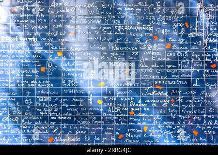 "Je t'aime" en plusieurs langues sur le mur des Amours (le mur des Je t'aime), place des Abbesses, Montmartre, Paris, Île-de-France, France Banque D'Images