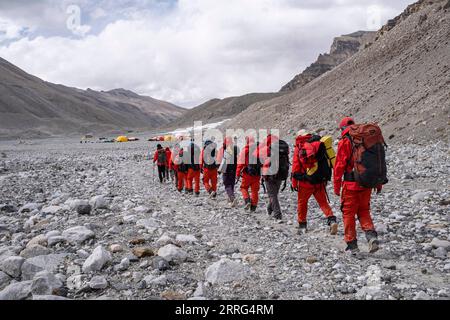 Tibet, expédition erreicht Gipfel des Mount Everest 220509 -- CAMP DE BASE DU MONT QOMOLANGMA, 9 mai 2022 -- les membres d'une équipe d'expédition chinoise retournent sains et saufs au camp de base du mont Qomolangma le 5 mai 2022. Mercredi, 13 membres d'une équipe d'expédition chinoise ont atteint le sommet du plus haut sommet du monde à une hauteur de 8 848,86 mètres. L'escouade a établi une station de surveillance météorologique automatique à une altitude de 8 830 mètres, la plus haute du genre au monde. Ils ont également mesuré l'épaisseur de la glace et de la neige à l'aide d'un radar de haute précision et ont recueilli des échantillons pour d'autres recherches au su Banque D'Images