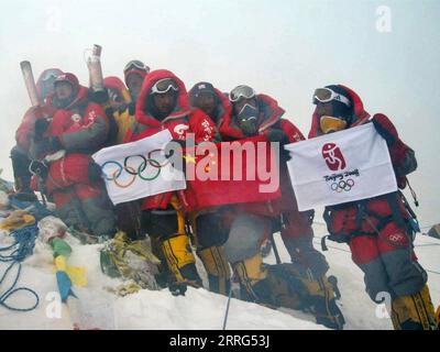 220509 -- CAMP DE BASE DU MONT QOMOLANGMA, le 9 mai 2022 -- la photo montre Dechen Ngodrup 5th R et d'autres alpinistes chinois posant pour une photo au sommet du mont Qomolangma, le 8 mai 2008. Mercredi, 13 membres d'une équipe d'expédition chinoise ont atteint le sommet du plus haut sommet du monde à une hauteur de 8 848,86 mètres. L'escouade a établi une station de surveillance météorologique automatique à une altitude de 8 830 mètres, la plus haute du genre au monde. Ils ont également mesuré l'épaisseur de la glace et de la neige à l'aide d'un radar de haute précision et ont recueilli des échantillons pour d'autres recherches au sommet. Dechen Ngod Banque D'Images