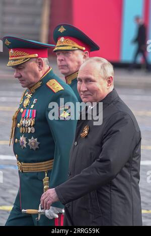 220509 -- MOSCOU, 9 mai 2022 -- le président russe Vladimir Poutine 1st R, le ministre russe de la Défense Sergei Choigu 1st L et le commandant en chef des forces terrestres russes Oleg Salioukov passent après le défilé militaire du jour de la victoire pour marquer le 77e anniversaire de la victoire dans la Grande Guerre patriotique sur la place Rouge à Moscou, Russie, le 9 mai 2022. RUSSIE-MOSCOU-V-JOUR-PARADE YuanxXinfang PUBLICATIONxNOTxINxCHN Banque D'Images