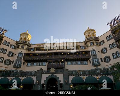 Façade principale de l'Hôtel Santa Catalina au coucher du soleil, à Las Palmas de Gran Canaria, Espagne Banque D'Images