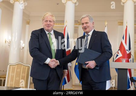 220511 -- HELSINKI, le 11 mai 2022 -- le président finlandais Sauli Niinisto R serre la main du premier ministre britannique Boris Johnson lors de leur rencontre à Helsinki, en Finlande, le 11 mai 2022. Le président finlandais Sauli Niinisto et le Premier ministre britannique en visite Boris Johnson ont signé mercredi soir à Helsinki une déclaration commune promettant une assistance mutuelle. /Document via Xinhua FINLAND-HELSINKI-PRESIDENT-BRITAIN-PM-MEETING OfficexxthexPresidentxofxthexRepublicxofxFinland PUBLICATIONxNOTxINxCHN Banque D'Images