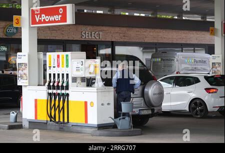 220511 -- BERLIN, le 11 mai 2022 -- Un homme fait le plein d'essence dans une station-service à Berlin, capitale de l'Allemagne, le 11 mai 2022. Le taux d inflation allemand en avril a augmenté à 7,4 pour cent dans un contexte de flambée des prix de l énergie, selon des chiffres confirmés publiés mercredi par l Office fédéral de la statistique Destatis. Photo de /Xinhua ALLEMAGNE-BERLIN-TAUX D'INFLATION StefanxZeitz PUBLICATIONxNOTxINxCHN Banque D'Images