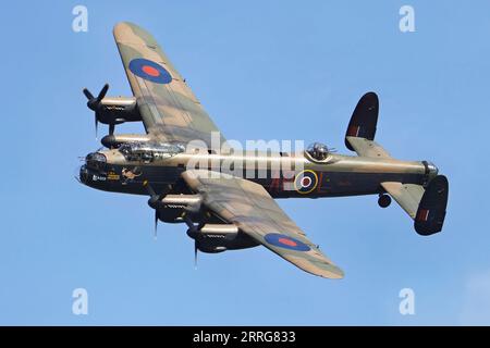 PA474, Lancaster B.I de la RAF Battle of Britain Memorial Flight s'affiche au Cosby Victory Show septembre 2023. Tourelle supérieure à l'aide d'un téléphone portable. Banque D'Images