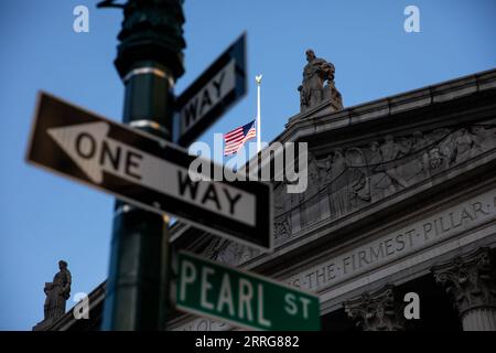 220513 -- NEW YORK, le 13 mai 2022 -- Un drapeau américain flotte en Berne au sommet de la Cour suprême du comté de New York à New York, aux États-Unis, le 12 mai 2022. POUR ALLER AVEC les titres de Xinhua : une tragédie fabriquée -- les décès liés au COVID-19 aux États-Unis atteignent 1 mln photo par /Xinhua Xinhua titres : une tragédie fabriquée -- les décès liés au COVID-19 aux États-Unis atteignent 1 mln MichaelxNagle PUBLICATIONxNOTxINxCHN Banque D'Images