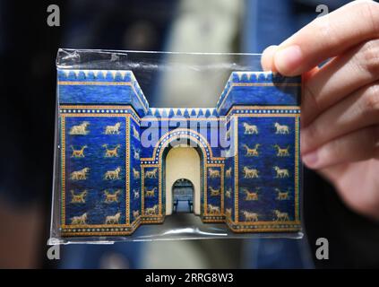 220514 -- BERLIN, le 14 mai 2022 -- une photo prise le 13 mai 2022 montre un autocollant de réfrigérateur Ishtar Gate au Musée Pergame à Berlin, capitale de l'Allemagne. ALLEMAGNE-BERLIN-MUSÉE DE PERGAME-ISHTAR GATE RENXPENGFEI PUBLICATIONXNOTXINXCHN Banque D'Images