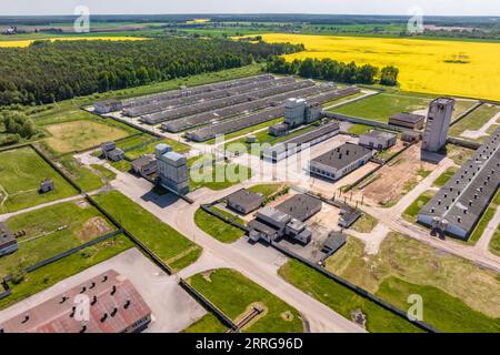 vue panoramique aérienne sur ferme d'élevage et complexe agro-industriel avec silos et rangées de granges, cochons, poulaillers Banque D'Images