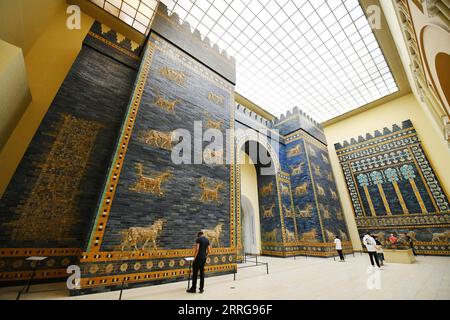 220514 -- BERLIN, le 14 mai 2022 -- une photo prise le 13 mai 2022 montre la porte Ishtar au musée Pergame à Berlin, capitale de l'Allemagne. ALLEMAGNE-BERLIN-MUSÉE DE PERGAME-ISHTAR GATE RENXPENGFEI PUBLICATIONXNOTXINXCHN Banque D'Images