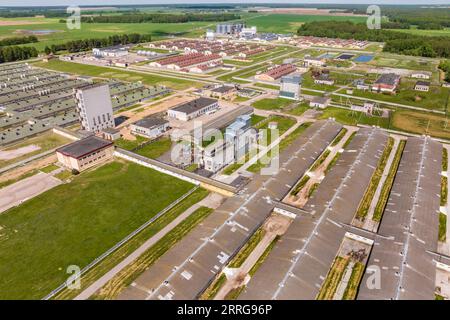 vue panoramique aérienne sur ferme d'élevage et complexe agro-industriel avec silos et rangées de granges, cochons, poulaillers Banque D'Images