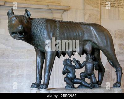 220514 -- ROME, le 14 mai 2022 -- une photo prise le 18 mai 2021 montre le loup dans les musées du Capitole à Rome, en Italie. L'une des prestigieuses collections des Musées du Capitole est le She-Wolf , un chef-d'œuvre de sculpture en bronze basé sur la légende qui a contribué à l'origine de la ville aux jumeaux Romulus et Remus, qui, dans leur enfance, avaient été sauvés et allaités par un loup. ITALIE-ROME-MUSÉES CAPITOLINE-PRODUITS CULTURELS ET CRÉATIFS CHENGXTINGTING PUBLICATIONXNOTXINXCHN Banque D'Images