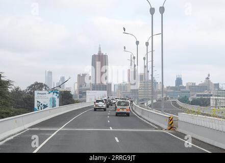 220514 -- NAIROBI, le 14 mai 2022 -- des véhicules circulent sur une autoroute entre l aéroport international Jomo Kenyatta et le quartier central des affaires de Nairobi, au Kenya, le 14 mai 2022. La 1 Nairobi Expressway, d’une longueur de 27 km, a été financée et construite par China Road and Bridge Corporation dans le cadre d’un modèle de partenariat public-privé et se compose de deux chaussées à quatre voies et six voies. Un essai de la voie express est lancé samedi. POUR ALLER AVEC l'autoroute construite en Chine pour stimuler le secteur touristique du Kenya : Official KENYA-NAIROBI-CHINESE-BUILT EXPRESSWAY-TRIAL RUN LongxLei PUBLICATIONxNOTxINxCHN Banque D'Images