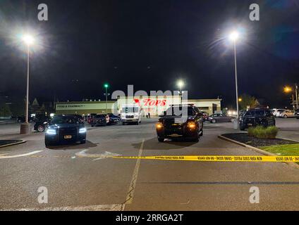 220515 -- BUFFALO, 15 mai 2022 -- une photo prise avec un téléphone portable le 15 mai 2022 montre des policiers travaillant sur les lieux d'une fusillade de masse à Buffalo, dans l'État de New York, aux États-Unis. Un tireur blindé a tué dix personnes et en a blessé trois dans un supermarché à Buffalo, dans l’État de New York, samedi, selon les responsables locaux de l’application de la loi. Photo de /Xinhua U.S.-NEW YORK-BUFFALO-MASS SHOOTING ZhangxJie PUBLICATIONxNOTxINxCHN Banque D'Images