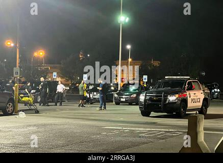 220515 -- BUFFALO, 15 mai 2022 -- une photo prise avec un téléphone portable le 15 mai 2022 montre des policiers travaillant sur les lieux d'une fusillade de masse à Buffalo, dans l'État de New York, aux États-Unis. Un tireur blindé a tué dix personnes et en a blessé trois dans un supermarché à Buffalo, dans l’État de New York, samedi, selon les responsables locaux de l’application de la loi. Photo de /Xinhua U.S.-NEW YORK-BUFFALO-MASS SHOOTING ZhangxJie PUBLICATIONxNOTxINxCHN Banque D'Images