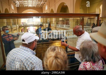 220515 -- LE CAIRE, le 15 mai 2022 -- les touristes voient la statue du dieu Anubis découverte sur la tombe du roi Toutankhamon, au Musée égyptien du Caire, en Égypte, le 14 mai 2022. En tant que divinité funéraire, Anubis est associé à la momification, aux rituels funéraires et au cimetière dans le mythe égyptien antique, généralement représenté comme un canin noir, ou un homme avec tête de canin. Il peut être trouvé à un grand nombre d'antiquités pharaoniques au Musée égyptien mondialement connu. ÉGYPTE-CAIRE-MUSÉE ÉGYPTIEN-ANUBIS SuixXiankai PUBLICATIONxNOTxINxCHN Banque D'Images