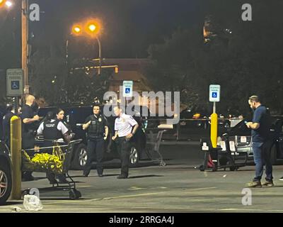 220515 -- BUFFALO, 15 mai 2022 -- une photo prise avec un téléphone portable le 15 mai 2022 montre des policiers travaillant sur les lieux d'une fusillade de masse à Buffalo, dans l'État de New York, aux États-Unis. Un tireur blindé a tué dix personnes et en a blessé trois dans un supermarché à Buffalo, dans l’État de New York, samedi, selon les responsables locaux de l’application de la loi. Photo de /Xinhua U.S.-NEW YORK-BUFFALO-MASS SHOOTING ZhangxJie PUBLICATIONxNOTxINxCHN Banque D'Images