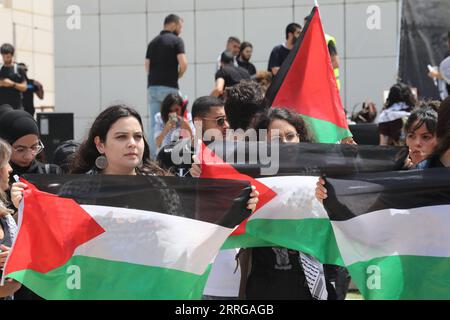 220515 -- TEL AVIV, le 15 mai 2022 -- des citoyens arabes et des militants de gauche israéliens assistent à un rassemblement marquant le 74e anniversaire de la Journée de la Nakba, à tel Aviv, en Israël, le 15 mai 2022. Via Xinhua ISRAEL-TEL AVIV-RALLY GideonxMarkowicz/JINI PUBLICATIONxNOTxINxCHN Banque D'Images