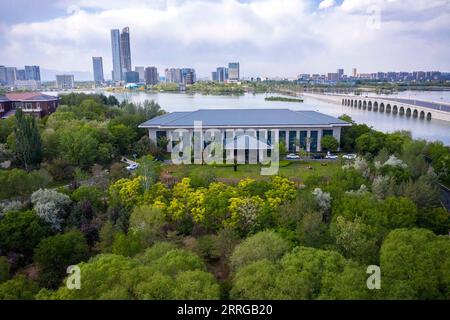 220516 -- YINCHUAN, 16 mai 2022 -- une photo aérienne prise le 15 mai 2022 montre le site de la succursale du ProWein 2022 à Yinchuan, dans la région autonome hui de Ningxia, au nord-ouest de la Chine. Au total, 36 établissements vinicoles de la région viticole chinoise des contreforts orientaux de la montagne Helan de Ningxia devraient participer au ProWein 2022 à Dusseldorf, en Allemagne, par liaison vidéo, du 15 au 17 mai. Le salon annuel ProWein à Dusseldorf est considéré comme le plus grand salon mondial des vins et spiritueux. Au cours de cet événement de trois jours, les établissements vinicoles de l'est de la montagne Helan présentent leurs vins sur place Banque D'Images