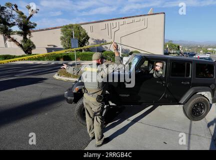 220516 -- ORANGE COUNTY, 16 mai 2022 -- des shérifs adjoints sont vus sur le site d'une fusillade à Laguna Woods, comté d'Orange, Californie, États-Unis, le 15 mai 2022. une personne a été tuée et cinq autres ont été blessées dans une fusillade qui s ' est abattue dimanche dans une église de l ' État de Californie, dans l ' ouest des États-Unis. U.S.-ORANGE COUNTY-CHURCH-SHOOTING GaoxShan PUBLICATIONxNOTxINxCHN Banque D'Images