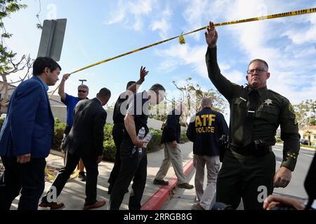 220516 -- ORANGE COUNTY, le 16 mai 2022 -- des agents des forces de l'ordre sont vus sur le site d'une fusillade à Laguna Woods, comté d'Orange, Californie, États-Unis, le 15 mai 2022. une personne a été tuée et cinq autres ont été blessées dans une fusillade qui s ' est abattue dimanche dans une église de l ' État de Californie, dans l ' ouest des États-Unis. U.S.-ORANGE COUNTY-CHURCH-SHOOTING GaoxShan PUBLICATIONxNOTxINxCHN Banque D'Images