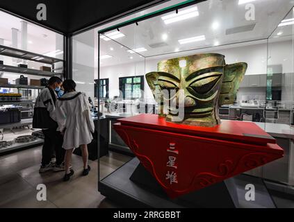 220516 -- GUANGHAN, le 16 mai 2022 -- visite du musée Sanxingdui à Guanghan, dans la province du Sichuan, dans le sud-ouest de la Chine, le 16 mai 2022. Ces dernières années, d’importantes découvertes archéologiques du site des ruines de Sanxingdui ont entraîné le boom de la conception et de la vente de produits culturels et créatifs au musée de Sanxingdui. Les produits basés sur des reliques culturelles excavées sont populaires parmi les touristes en visite. CHINE-SICHUAN-SANXINGDUI MUSÉE-PRODUITS CULTURELS CN WANGXXI PUBLICATIONXNOTXINXCHN Banque D'Images