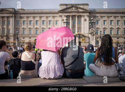 Londres, Royaume-Uni. 08 septembre 2023. Un couple à l'abri du soleil sous un parapluie, devant Buckingham Palace par une chaude journée d'automne. Les températures ont atteint un sommet annuel plus tôt cette semaine alors que le Royaume-Uni connaît une canicule en septembre. Crédit photo : Ben Cawthra/Sipa USA crédit : SIPA USA/Alamy Live News Banque D'Images