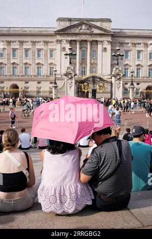 Londres, Royaume-Uni. 08 septembre 2023. Un couple à l'abri du soleil sous un parapluie, devant Buckingham Palace par une chaude journée d'automne. Les températures ont atteint un sommet annuel plus tôt cette semaine alors que le Royaume-Uni connaît une canicule en septembre. Crédit photo : Ben Cawthra/Sipa USA crédit : SIPA USA/Alamy Live News Banque D'Images