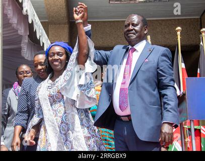 Actualités Themen der Woche KW20 Actualités Bilder des Tages 220516 -- NAIROBI, le 16 mai 2022 -- le candidat à la présidence Raila Odinga R et sa coéquipière Martha Karua L, Front, assistent à un rassemblement à Nairobi, Kenya, le 16 mai 2022. Les deux principaux prétendants du Kenya à la présidence lors des élections générales, prévues pour le 9 août, ont nommé leurs coéquipiers, alors qu'ils se préparent à une course très disputée. Photo de /Xinhua TO GO WITH Roundup : les candidats à la présidence du Kenya nomment les CANDIDATS à LA course avant les sondages d'août KENYA-NAIROBI-CANDIDATS À LA PRÉSIDENCE-CANDIDATS À LA COURSE FredxMutune PUBLICATIONxNOTxINxCHN Banque D'Images