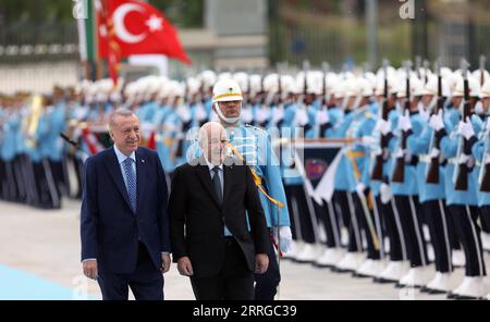 Actualités Themen der Woche KW20 Actualités Bilder des Tages 220516 -- ANKARA, le 16 mai 2022 -- le président turc Recep Tayyip Erdogan L, le front accueille le président algérien Abdelmadjid Tebboune R, devant le complexe présidentiel à Ankara, Turquie, le 16 mai 2022. Erdogan a déclaré lundi lors d'une conférence de presse conjointe avec son homologue algérien Abdelmadjid Tebboune qu'il n'y avait pas besoin que les délégations diplomatiques finlandaises et suédoises se rendent en Turquie si elles viennent convaincre Ankara de leur candidature à l'OTAN. Photo de /Xinhua TURQUIE-ANKARA-ALGÉRIE-PRÉSIDENTS-RÉUNION MustafaxKaya PUBLICATIONxNOTxINxCHN Banque D'Images