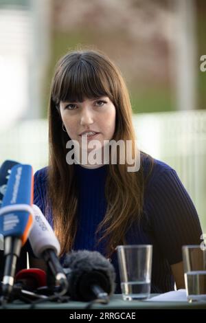 Berlin, Allemagne. 08 septembre 2023. Carla Hinrichs, militante du groupe de protection du climat Last Generation, s’exprime lors d’un communiqué de presse du groupe de protection du climat Last Generation sur les manifestations qui ont débuté le 13 septembre à Berlin devant la Chancellerie fédérale. Crédit : Sebastian Christoph Gollnow/dpa/Alamy Live News Banque D'Images