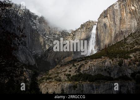 Yosemite Falls vu en hiver dans le parc national de Yosemite. Banque D'Images