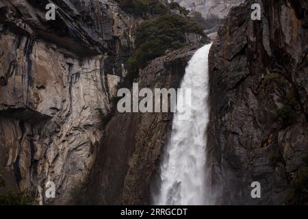 Lower Yosemite Falls vu en hiver dans le parc national de Yosemite. Banque D'Images