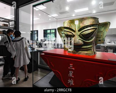 220516 -- GUANGHAN, le 16 mai 2022 -- visite du musée Sanxingdui à Guanghan, dans la province du Sichuan, dans le sud-ouest de la Chine, le 16 mai 2022. Ces dernières années, d’importantes découvertes archéologiques du site des ruines de Sanxingdui ont entraîné le boom de la conception et de la vente de produits culturels et créatifs au musée de Sanxingdui. Les produits basés sur des reliques culturelles excavées sont populaires parmi les touristes en visite. CHINE-SICHUAN-SANXINGDUI MUSÉE-PRODUITS CULTURELS CN WANGXXI PUBLICATIONXNOTXINXCHN Banque D'Images