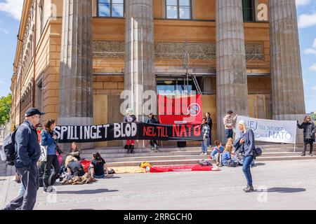 220517 -- STOCKHOLM, le 17 mai 2022 -- les gens protestent contre la décision de la Suède de demander à adhérer à l'OTAN de l'Organisation du Traité de l'Atlantique Nord à Stockholm, Suède, le 16 mai 2022. La première ministre suédoise Magdalena Andersson a annoncé lundi la décision officielle d'entamer le processus de demande d'adhésion du pays à l'OTAN. Photo de /Xinhua SWEDEN-STOCKHOLM-NATO-APPLICATION-PROTEST WeixXuechao PUBLICATIONxNOTxINxCHN Banque D'Images