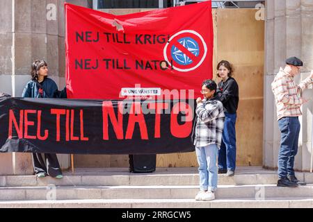 220517 -- STOCKHOLM, le 17 mai 2022 -- les gens protestent contre la décision de la Suède de demander à adhérer à l'OTAN de l'Organisation du Traité de l'Atlantique Nord à Stockholm, Suède, le 16 mai 2022. La première ministre suédoise Magdalena Andersson a annoncé lundi la décision officielle d'entamer le processus de demande d'adhésion du pays à l'OTAN. Photo de /Xinhua SWEDEN-STOCKHOLM-NATO-APPLICATION-PROTEST WeixXuechao PUBLICATIONxNOTxINxCHN Banque D'Images