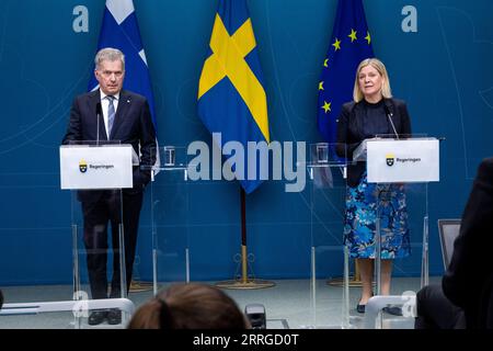 220517 -- STOCKHOLM, le 17 mai 2022 -- la première ministre suédoise Magdalena Andersson R et le président finlandais Sauli Niinisto assistent à une conférence de presse à Stockholm, en Suède, le 17 mai 2022. La Suède et la Finlande soumettront conjointement mercredi leurs demandes d'adhésion à l'OTAN à l'Organisation du Traité de l'Atlantique Nord, a déclaré mardi la première ministre suédoise Magdalena Andersson. /Document via Xinhua SWEDEN-STOCKHOLM-FINLAND-NATO-MEMBERSHIP-APPLICATION NinnixAndersson/GovernmentxOfficesxofxSweden PUBLICATIONxNOTxINxCHN Banque D'Images