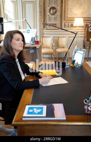 220517 -- STOCKHOLM, le 17 mai 2022 -- la ministre suédoise des Affaires étrangères Ann Linde signe la demande d adhésion de la Suède à l OTAN à Stockholm, en Suède, le 17 mai 2022. La Suède et la Finlande soumettront conjointement mercredi leurs demandes d'adhésion à l'OTAN à l'Organisation du Traité de l'Atlantique Nord, a déclaré mardi la première ministre suédoise Magdalena Andersson. /Document via Xinhua SWEDEN-STOCKHOLM-FINLAND-NATO-MEMBERSHIP-APPLICATION FridaxDrake/GovernmentxOfficesxofxSweden PUBLICATIONxNOTxINxCHN Banque D'Images