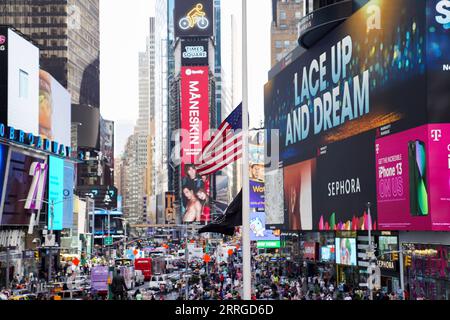 220518 -- NEW YORK, le 18 mai 2022 -- Un drapeau américain est vu sur Times Square à New York, aux États-Unis, le 17 mai 2022. U.S.-NEW YORK-TIMES SQUARE WangxYing PUBLICATIONxNOTxINxCHN Banque D'Images