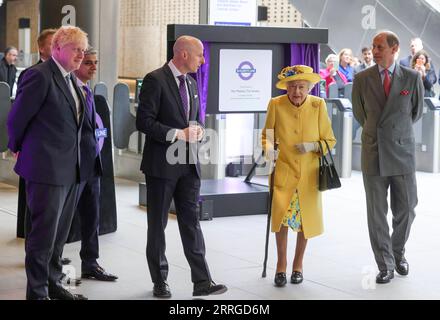 220518 -- LONDRES, le 18 mai 2022 -- la reine Elizabeth II 2nd R et le Premier ministre britannique Boris Johnson L assistent à la cérémonie d'ouverture de la Elizabeth Line à la gare de Paddington à Londres, en Grande-Bretagne, le 17 mai 2022. Elizabeth Line est une nouvelle ligne de chemin de fer qui ouvrira au public le 24 mai. /Document via Xinhua BRITAIN-LONDON-ELIZABETH LINE AndrewxParsons/Nox10xDowningxStreet PUBLICATIONxNOTxINxCHN Banque D'Images