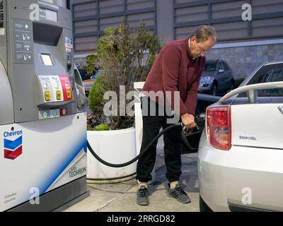 220518 -- MILLBRAE, le 18 mai 2022 -- Un homme pompe de l'essence dans sa voiture dans une station-service à Millbrae, Californie, États-Unis, le 17 mai 2022. Les prix de l'essence en Californie ont atteint un nouveau record mardi, avec un gallon d'essence libre-service ordinaire coûtant 6,021 dollars américains en moyenne. Photo de /Xinhua U.S.-CALIFORNIA-MILLBRAE-PRIX DE L'ESSENCE LixJianguo PUBLICATIONxNOTxINxCHN Banque D'Images