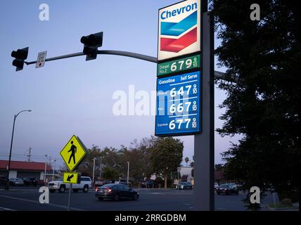 220518 -- MILLBRAE, le 18 mai 2022 -- les prix de l'essence et du diesel sont affichés dans une station-service de Millbrae, Californie, États-Unis, le 17 mai 2022. Les prix de l'essence en Californie ont atteint un nouveau record mardi, avec un gallon d'essence libre-service ordinaire coûtant 6,021 dollars américains en moyenne. Photo de /Xinhua U.S.-CALIFORNIA-MILLBRAE-PRIX DE L'ESSENCE LixJianguo PUBLICATIONxNOTxINxCHN Banque D'Images