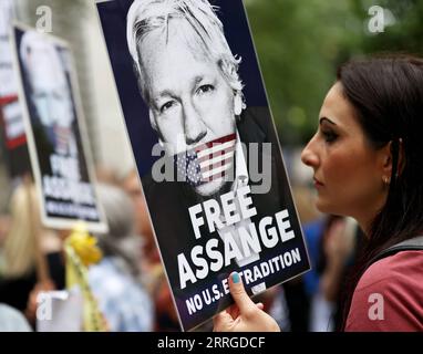 220518 -- LONDRES, le 18 mai 2022 -- Un partisan de Julian Assange est vu devant le Home Office britannique à Londres, le 17 mai 2022. Des centaines de personnes se sont rassemblées devant le Home Office britannique mardi pour protester contre l’extradition du fondateur de WikiLeaks Julian Assange vers les États-Unis, la dénonçant comme politiquement motivée et comme une grave menace pour la liberté de la presse. BRITAIN-LONDRES-ASSANGE-PROTEST LixYing PUBLICATIONxNOTxINxCHN Banque D'Images